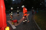 Die Kameraden beim Beseitigen der Oelspur