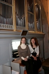 Monika Wrobel und Anne Katrin Wank vor der Orgel