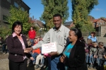 Schulleiterin Doren Haensch &uuml;bergab einen symbolischen Scheck &uuml;ber 200 Euro an Dr. Aziz Msuya f&uuml;r die Partnerschule in Nganana in Tansania
