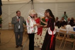 Kirschk&ouml;nigin &uuml;berreicht Petra Schiemann (Grundschule) den Pokal