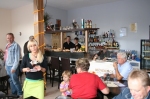 Diana mit Freund Chris Knuth hinter der Bar Angestellte Tanja Wolf vorn